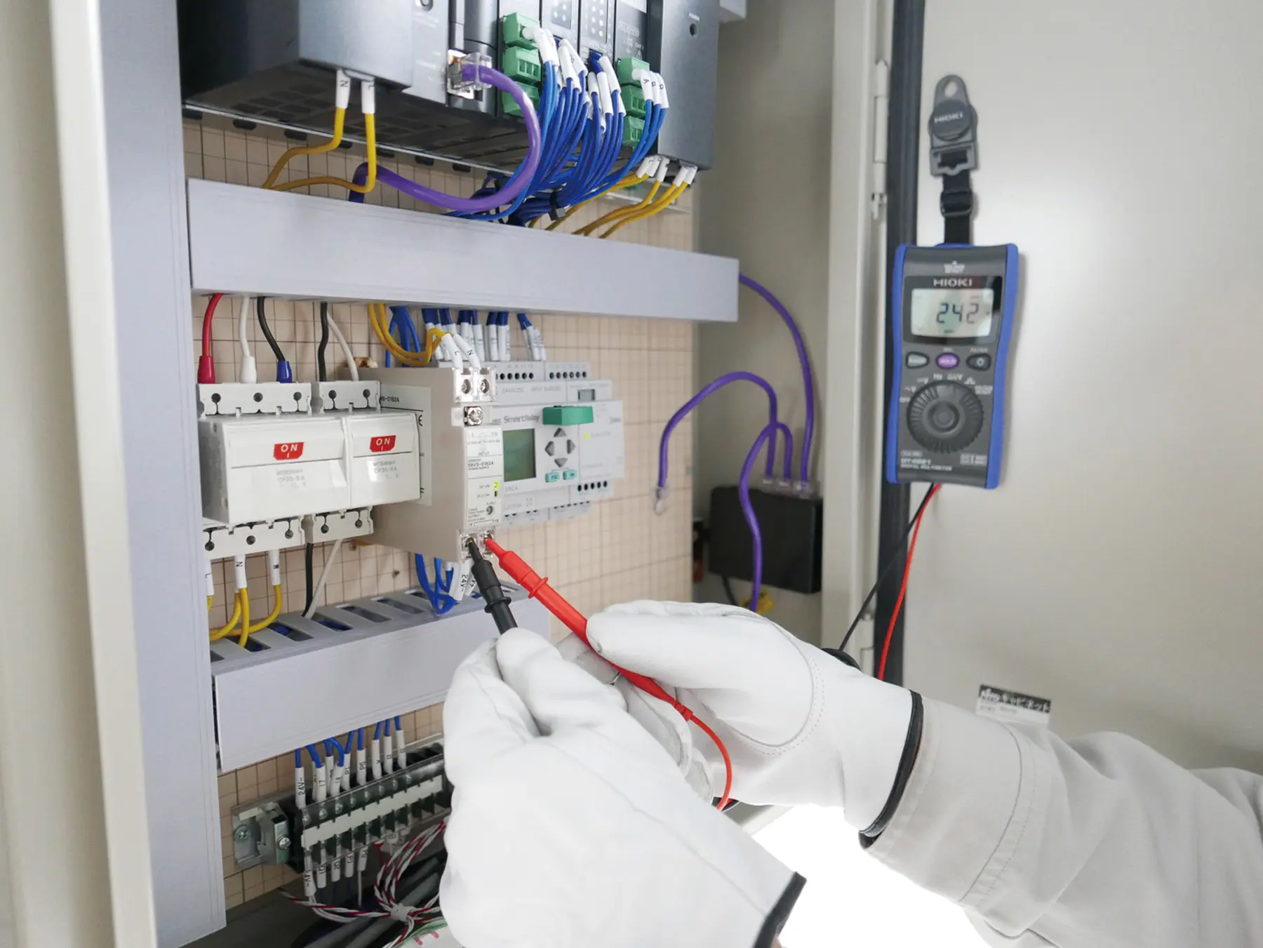 HIOKI DT4221 digital multimeter ac dc voltage testing hands