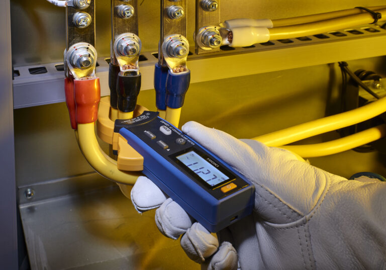 HIOKI's current clamp in action